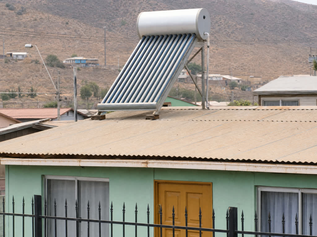 Termopanel solar de tubos de vacío instalado en un techo